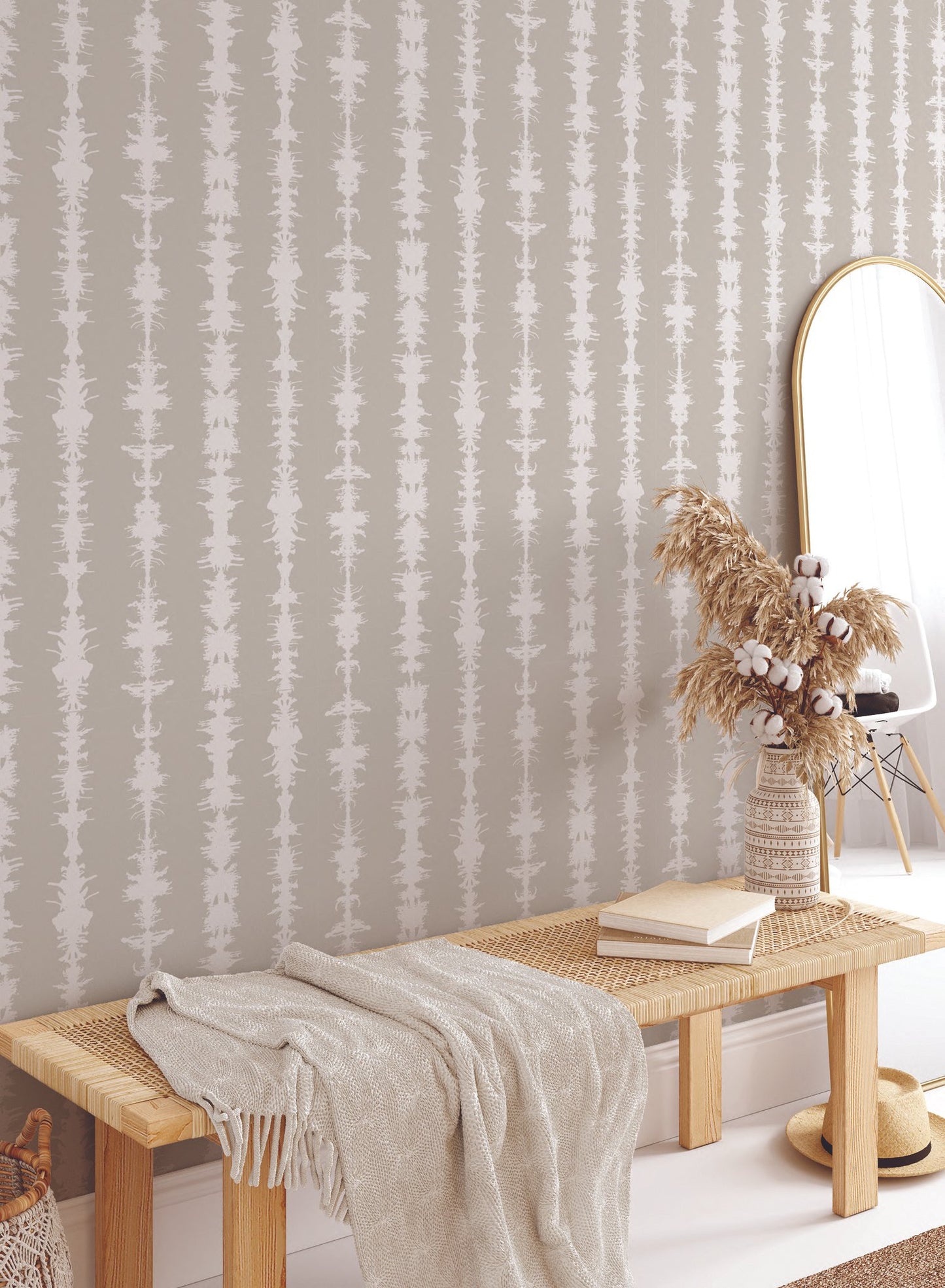 Sound of Silence is a minimalist wallpaper by Opposite Wall of different sound waves aligned vertically.